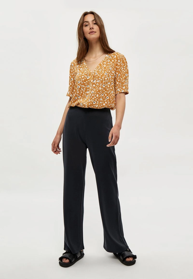 PEPPERCORN Femme LEAH Blouse Spruce Yellow Pr 2 PEPPERCORN Femme LEAH Blouse Spruce Yellow Pr – Image 2