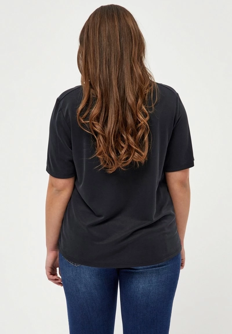 PEPPERCORN PHILINA CURVE T Shirt Basique Black Femme 3 PEPPERCORN PHILINA CURVE T Shirt Basique Black Femme – Image 3