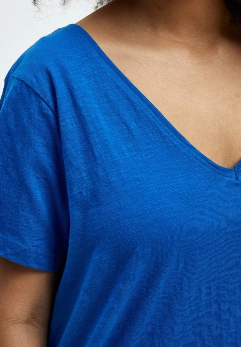 PEPPERCORN Femme ESTEL T Shirt Basique Nebulas Blue 3 PEPPERCORN Femme ESTEL T Shirt Basique Nebulas Blue – Image 3