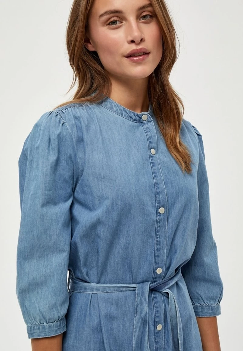 PEPPERCORN DELARA Robe En Jean Light Blue Wash Femme 4 PEPPERCORN DELARA Robe En Jean Light Blue Wash Femme – Image 4