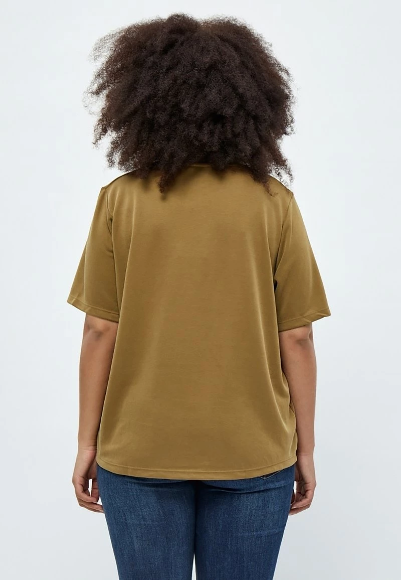 PEPPERCORN PHILINA CURVE T Shirt Basique Ermine Brown Femme 3 PEPPERCORN PHILINA CURVE T Shirt Basique Ermine Brown Femme – Image 3