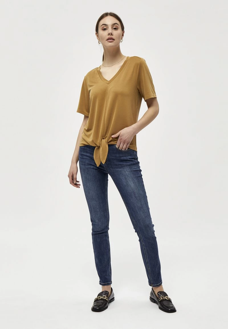 PEPPERCORN MABLE TEE T Shirt Imprimé Medal Bronze Femme 2 PEPPERCORN MABLE TEE T Shirt Imprimé Medal Bronze Femme – Image 2