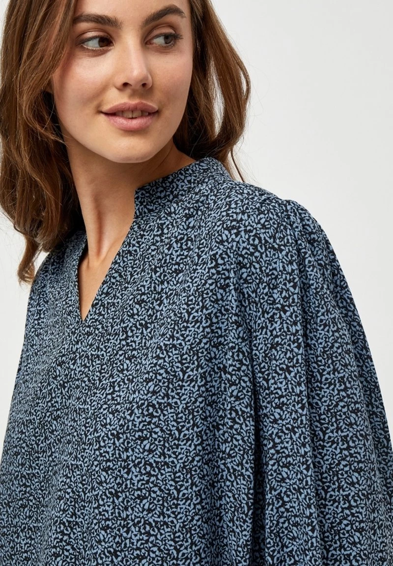 PEPPERCORN Femme JULIANNA Blouse Black Pr 4 PEPPERCORN Femme JULIANNA Blouse Black Pr – Image 4