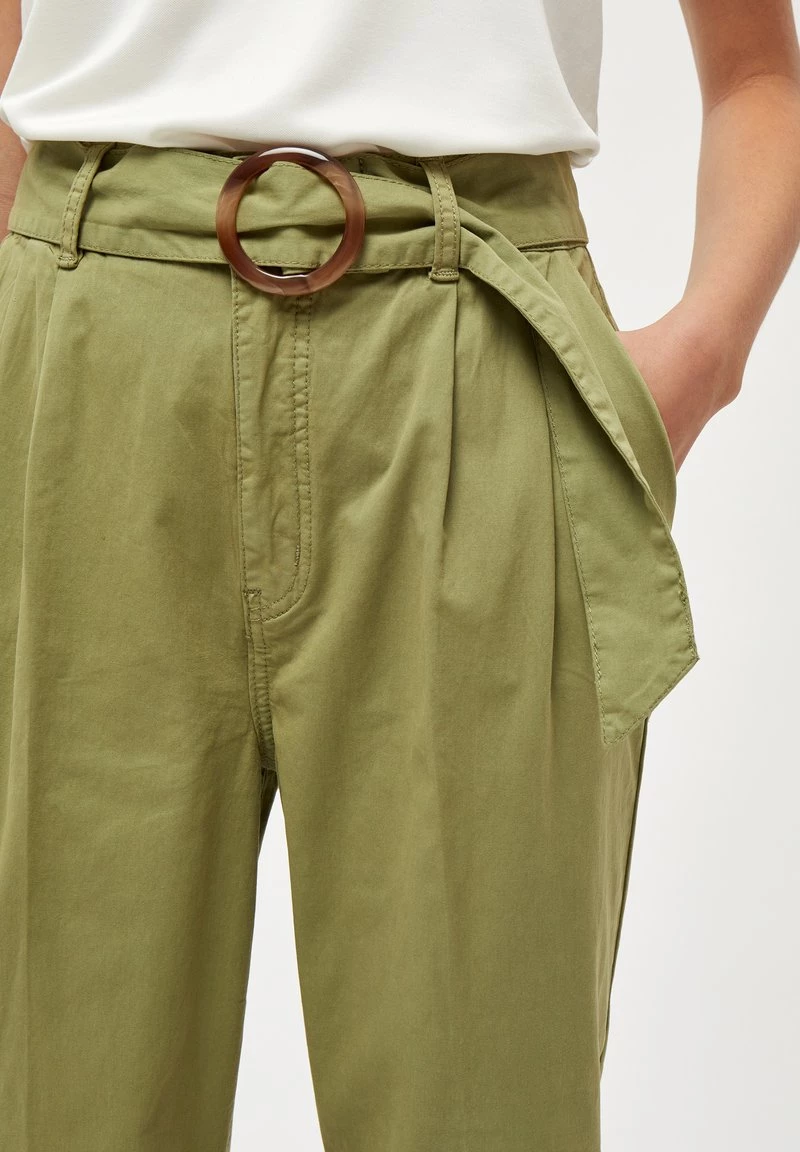PEPPERCORN DALINA Chino Mosstone Green Femme 4 PEPPERCORN DALINA Chino Mosstone Green Femme – Image 4