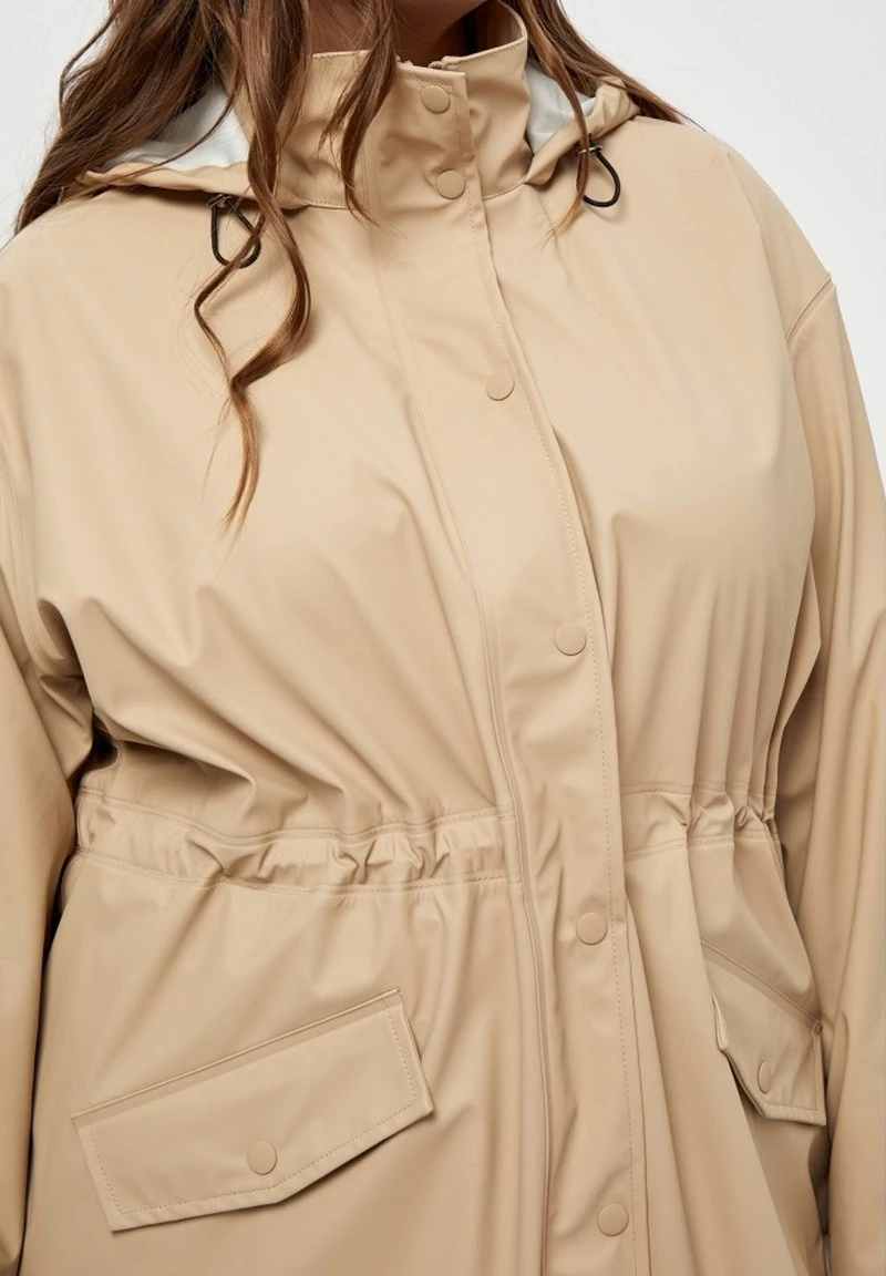 PEPPERCORN Femme CANE CURVE Parka Sand 4 PEPPERCORN Femme CANE CURVE Parka Sand – Image 4