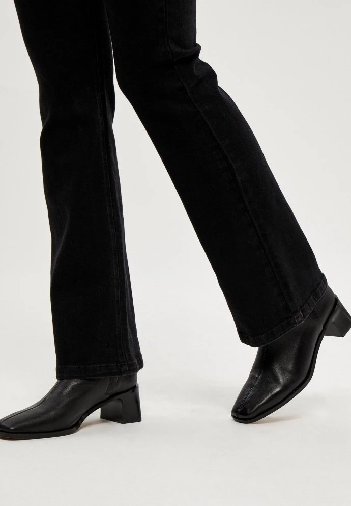 PEPPERCORN Femme LINDA Jean Flare Black 4 PEPPERCORN Femme LINDA Jean Flare Black – Image 4