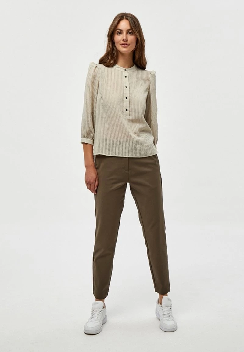 PEPPERCORN LISSI Blouse Warm Sand Stripe Femme 2 PEPPERCORN LISSI Blouse Warm Sand Stripe Femme – Image 2