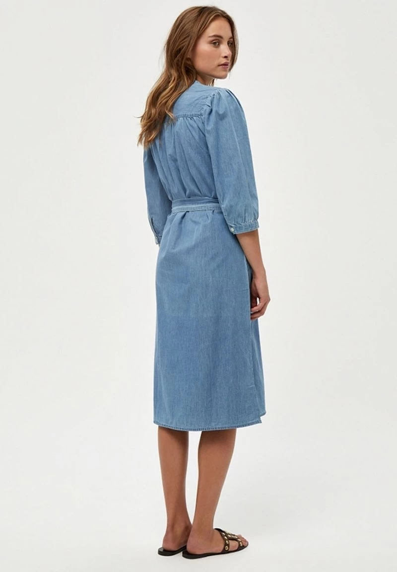 PEPPERCORN DELARA Robe En Jean Light Blue Wash Femme 3 PEPPERCORN DELARA Robe En Jean Light Blue Wash Femme – Image 3