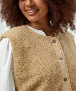 PEPPERCORN CARMEN CURVE Veste Sans Manches Warm Sand Femme -Promos PEPPERCORN Magasin 2b16e5df3931440c9720d8cd4117ee28