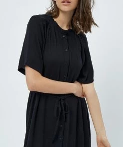 PEPPERCORN Femme DARCY Robe De Jour Black 8 PEPPERCORN Femme DARCY Robe De Jour Black -Promos PEPPERCORN Magasin 2fa595fa54904bd78431e3bcdb80289a