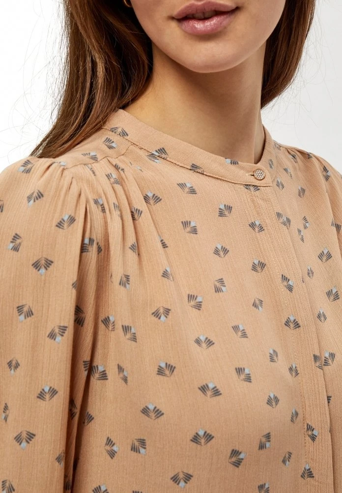 PEPPERCORN Femme BECCA Blouse Warm Sand Pr 4 PEPPERCORN Femme BECCA Blouse Warm Sand Pr – Image 4