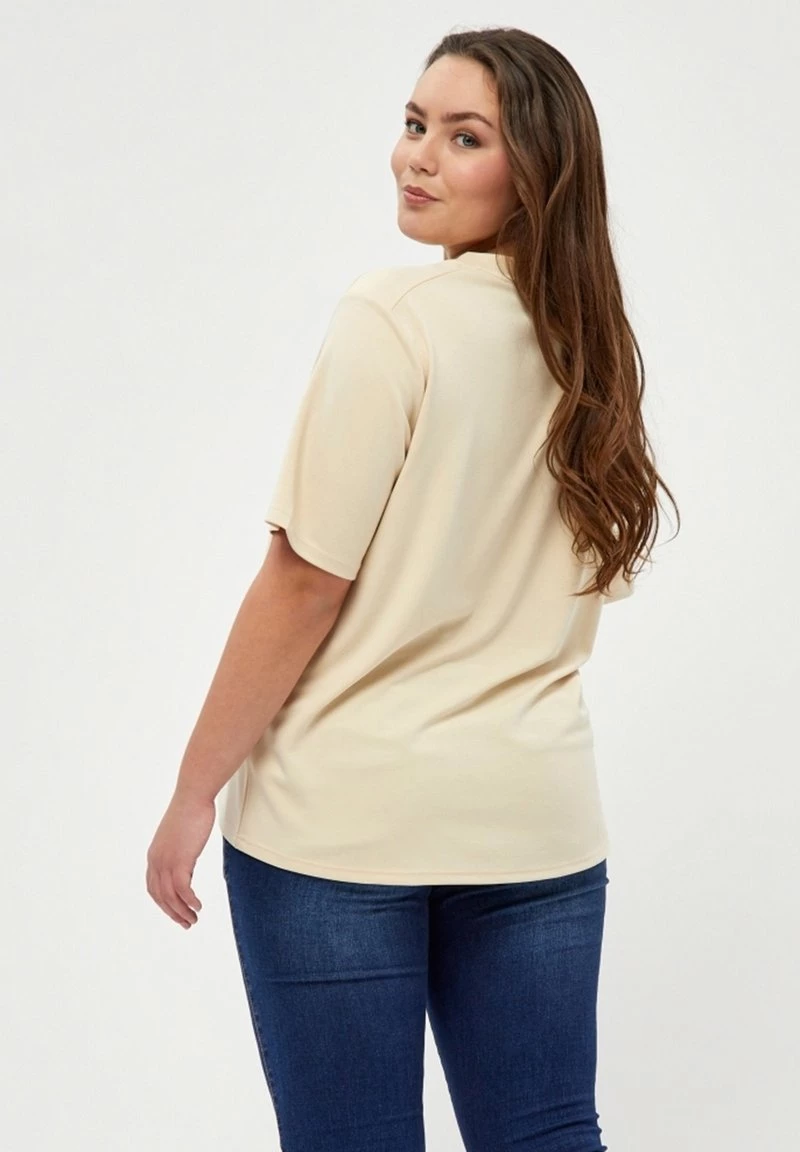 PEPPERCORN Femme PHILINA CURVE T Shirt Basique Warm Sand 3 PEPPERCORN Femme PHILINA CURVE T Shirt Basique Warm Sand – Image 3