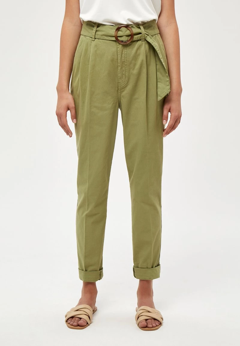 PEPPERCORN DALINA Chino Mosstone Green Femme 1 PEPPERCORN DALINA Chino Mosstone Green Femme