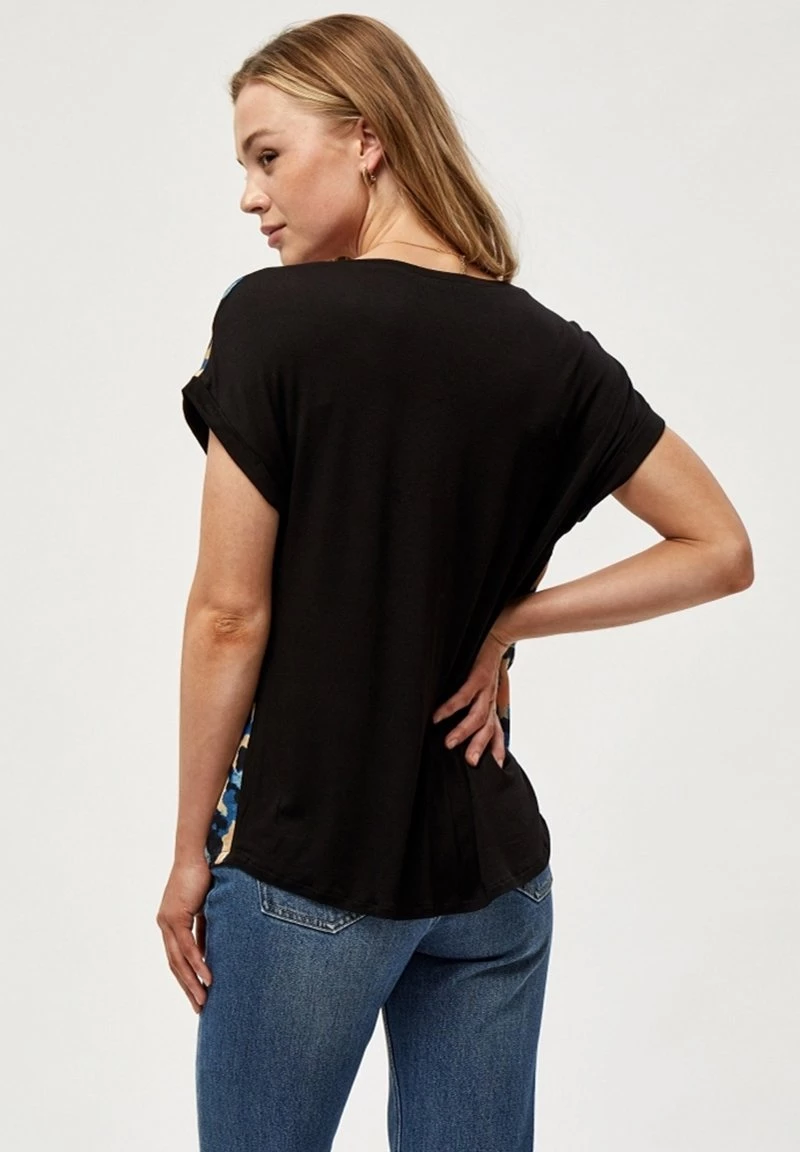 PEPPERCORN T Shirt Imprimé Daphne Blue Pr Femme 3 PEPPERCORN T Shirt Imprimé Daphne Blue Pr Femme – Image 3