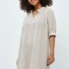 PEPPERCORN ELAINE Robe De Jour Warm Sand Stripe Femme