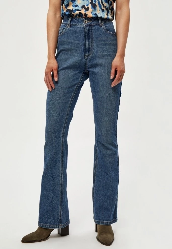 PEPPERCORN Femme LINDA Jean Flare Mid Blue Denim 1 PEPPERCORN Femme LINDA Jean Flare Mid Blue Denim