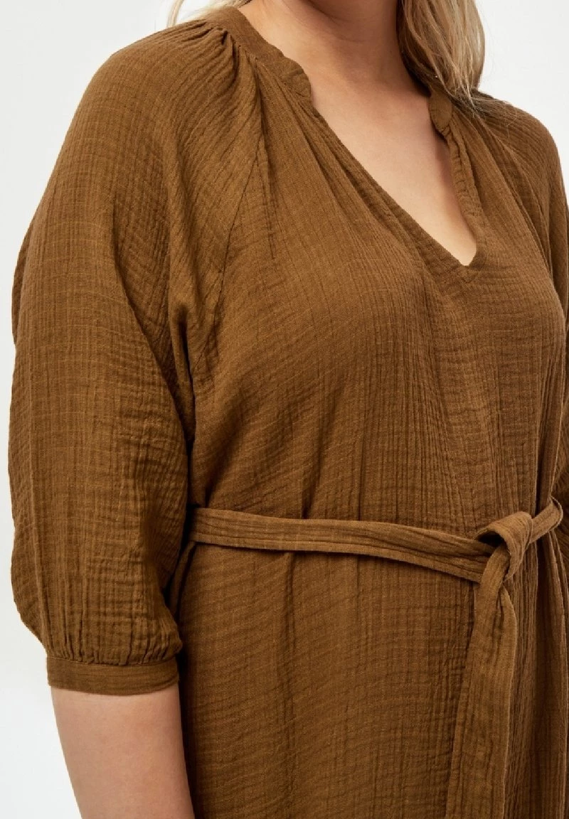 PEPPERCORN Femme EVE Robe De Jour Ermine Brown 4 PEPPERCORN Femme EVE Robe De Jour Ermine Brown – Image 4