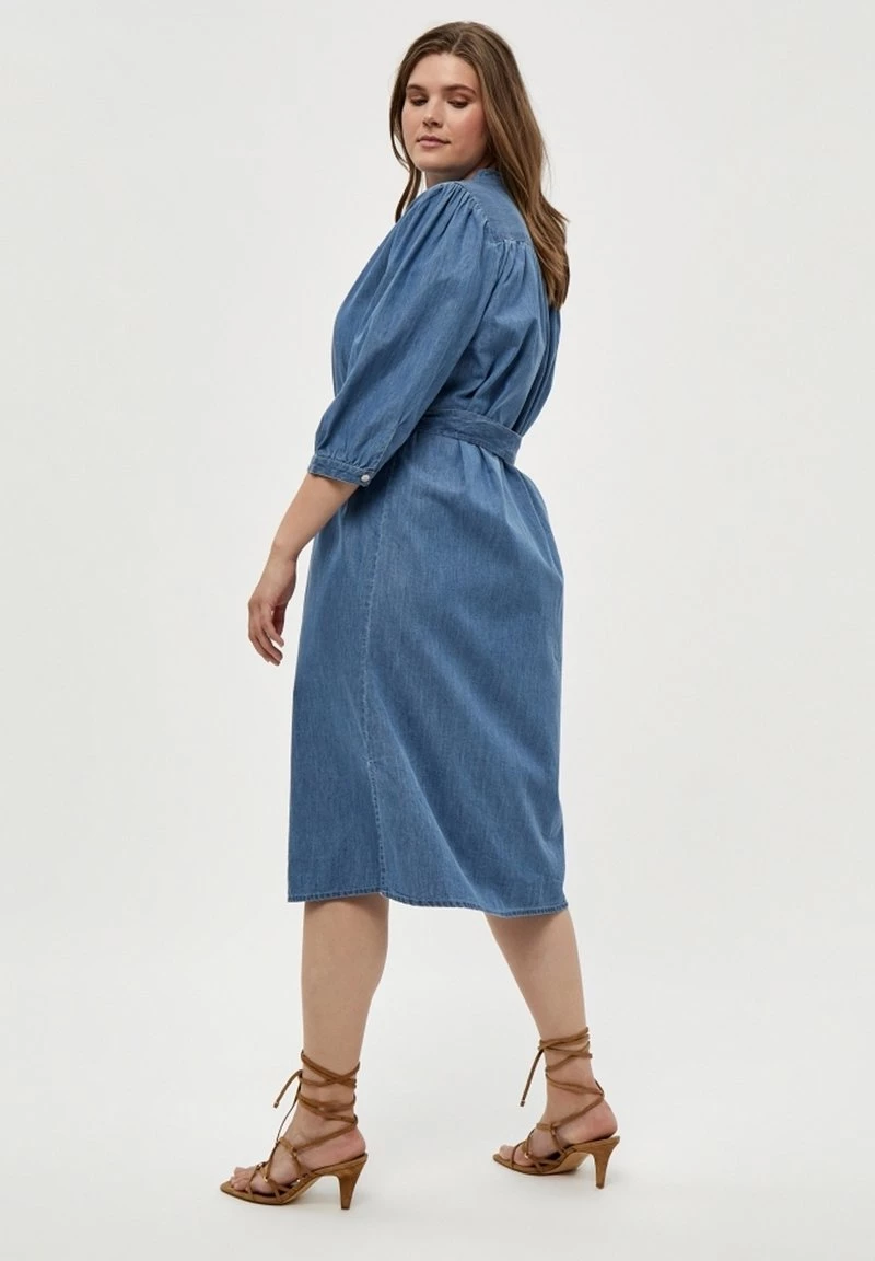 PEPPERCORN DELARA Robe En Jean Light Blue Wash Femme 3 PEPPERCORN DELARA Robe En Jean Light Blue Wash Femme – Image 3