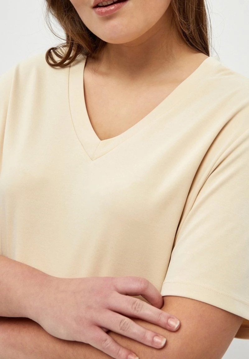 PEPPERCORN Femme PHILINA CURVE T Shirt Basique Warm Sand 4 PEPPERCORN Femme PHILINA CURVE T Shirt Basique Warm Sand – Image 4