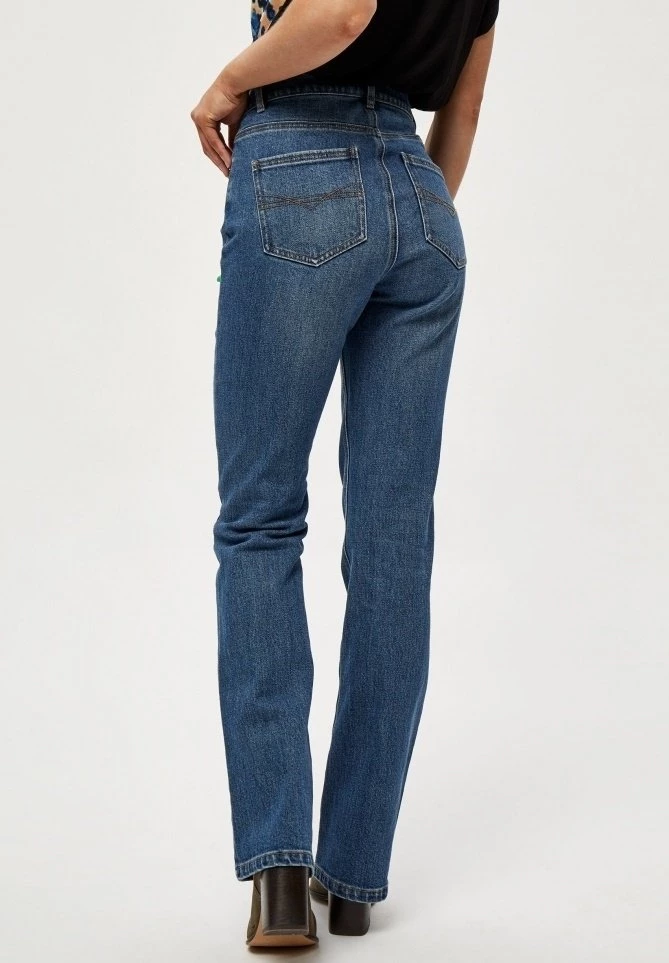 PEPPERCORN Femme LINDA Jean Flare Mid Blue Denim 3 PEPPERCORN Femme LINDA Jean Flare Mid Blue Denim – Image 3