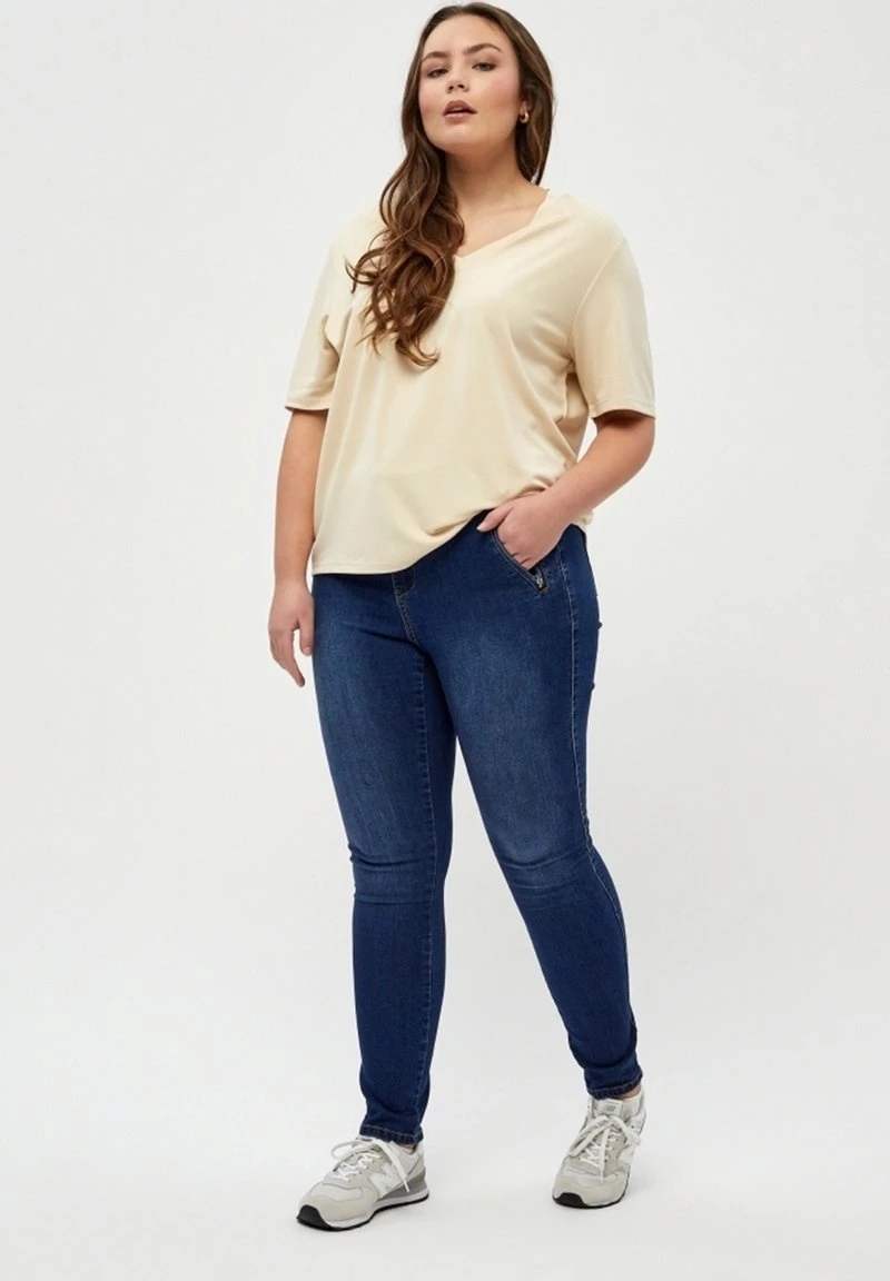 PEPPERCORN Femme PHILINA CURVE T Shirt Basique Warm Sand 2 PEPPERCORN Femme PHILINA CURVE T Shirt Basique Warm Sand – Image 2