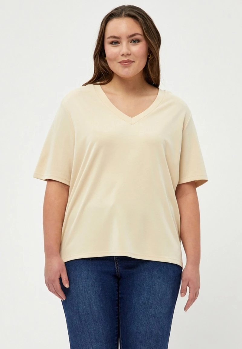 PEPPERCORN Femme PHILINA CURVE T Shirt Basique Warm Sand 1 PEPPERCORN Femme PHILINA CURVE T Shirt Basique Warm Sand