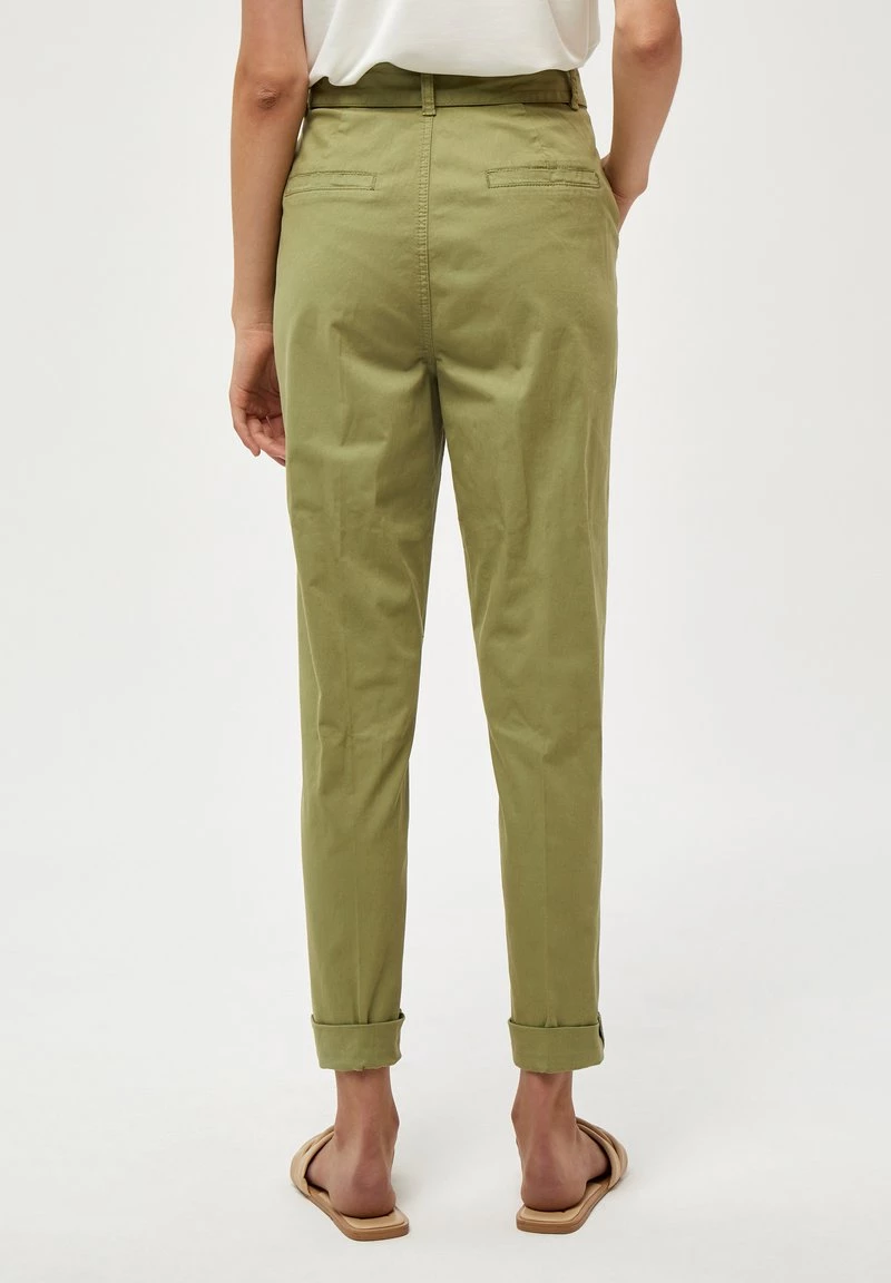 PEPPERCORN DALINA Chino Mosstone Green Femme 3 PEPPERCORN DALINA Chino Mosstone Green Femme – Image 3