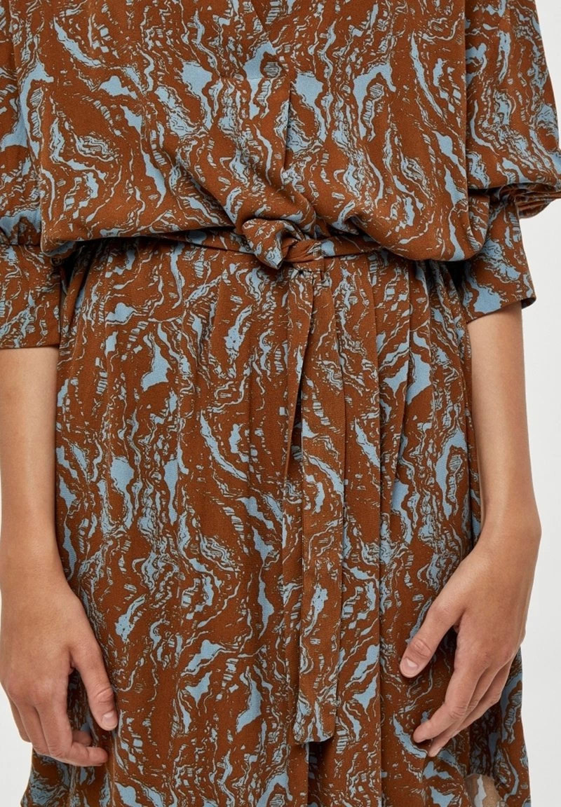 PEPPERCORN Femme JASMINA SABIA Robe De Jour Monk's Robe Pr 4 PEPPERCORN Femme JASMINA SABIA Robe De Jour Monk's Robe Pr – Image 4