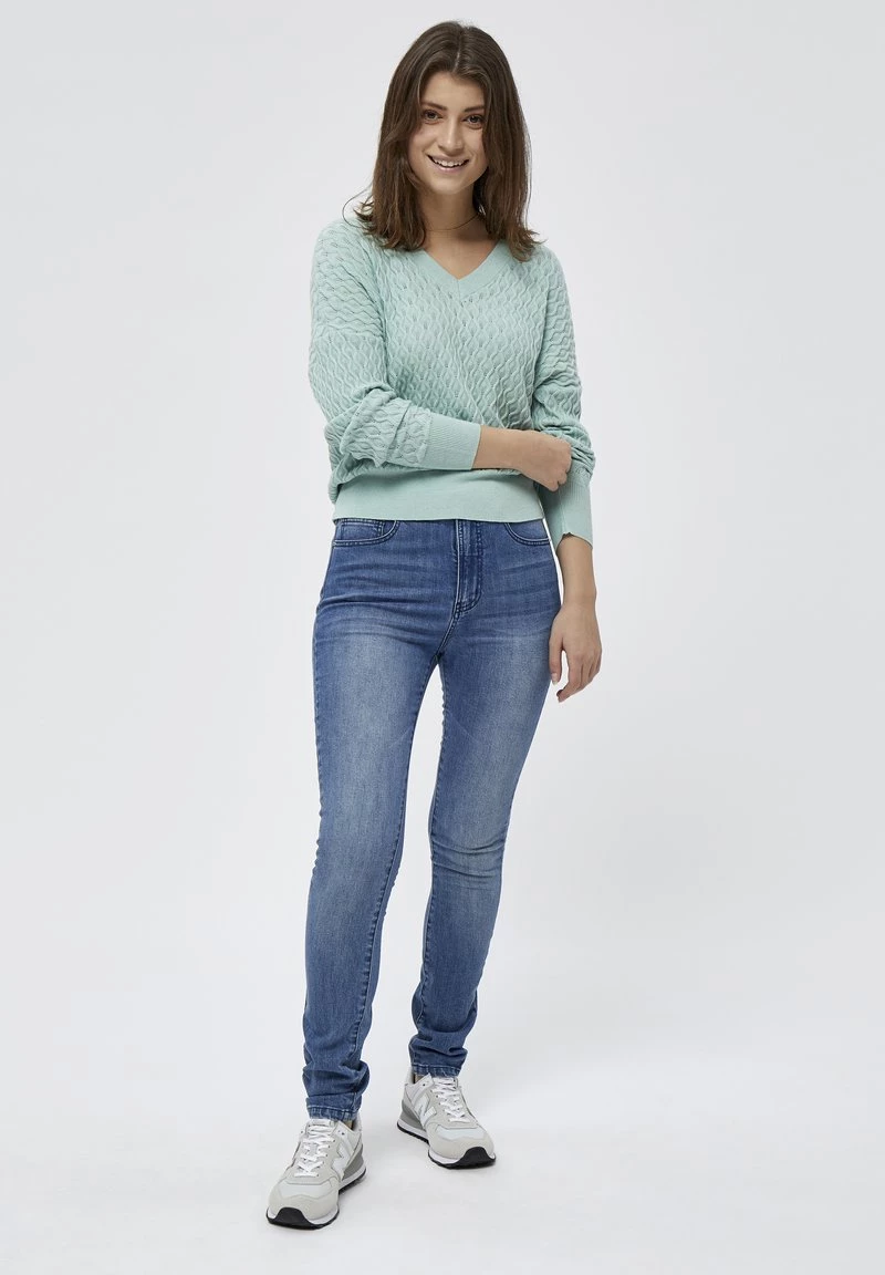 PEPPERCORN ROSALIA V NECK Pullover Harbor Gray Femme 2 PEPPERCORN ROSALIA V NECK Pullover Harbor Gray Femme – Image 2