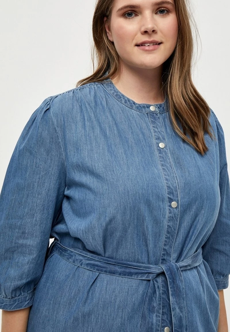 PEPPERCORN DELARA Robe En Jean Light Blue Wash Femme 4 PEPPERCORN DELARA Robe En Jean Light Blue Wash Femme – Image 4