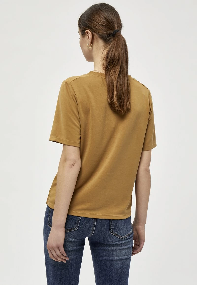 PEPPERCORN MABLE TEE T Shirt Imprimé Medal Bronze Femme 3 PEPPERCORN MABLE TEE T Shirt Imprimé Medal Bronze Femme – Image 3