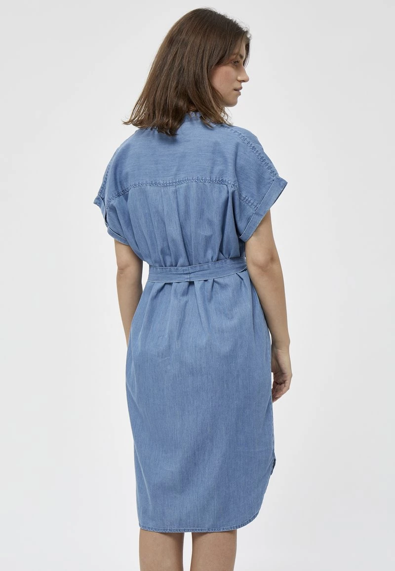 PEPPERCORN NORE Robe En Jean Light Blue Wash Femme 3 PEPPERCORN NORE Robe En Jean Light Blue Wash Femme – Image 3