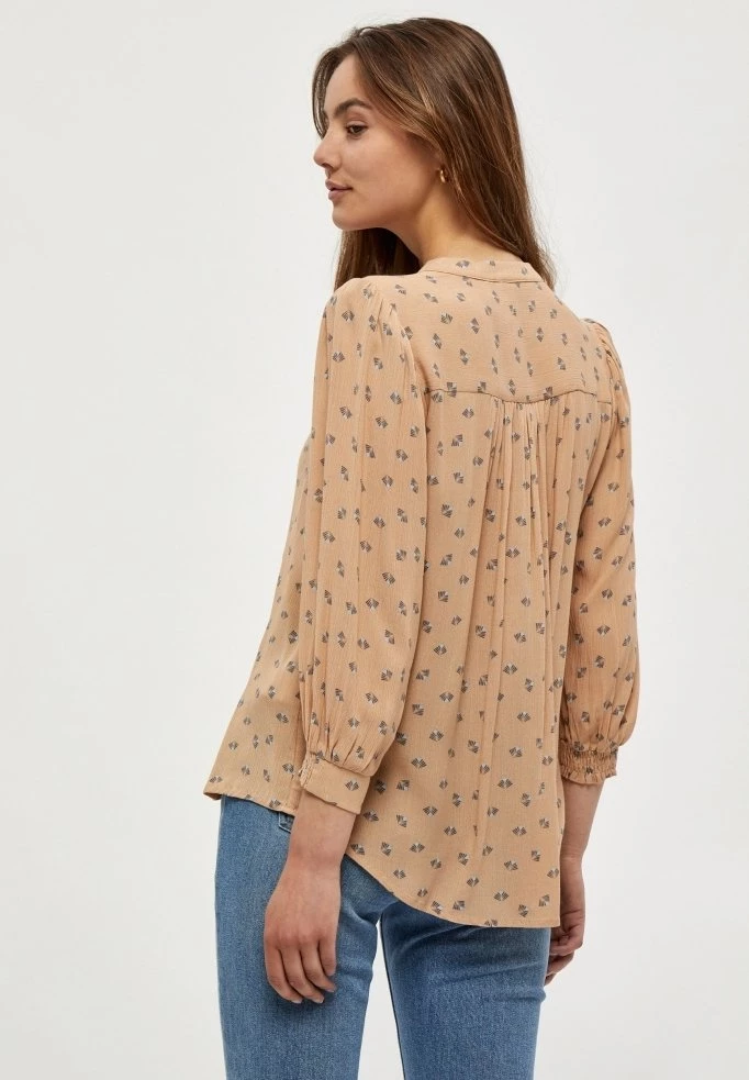 PEPPERCORN Femme BECCA Blouse Warm Sand Pr 3 PEPPERCORN Femme BECCA Blouse Warm Sand Pr – Image 3