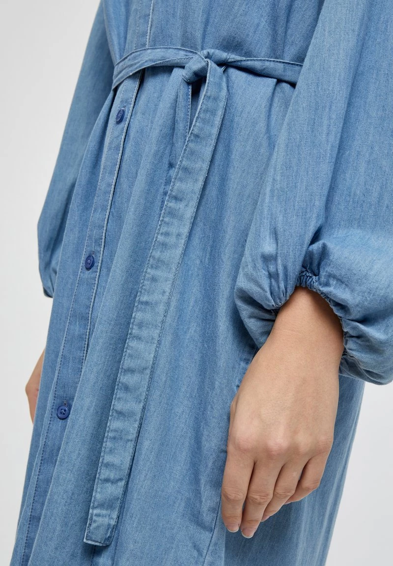 PEPPERCORN NORE Robe En Jean Light Blue Wash Femme 4 PEPPERCORN NORE Robe En Jean Light Blue Wash Femme – Image 4