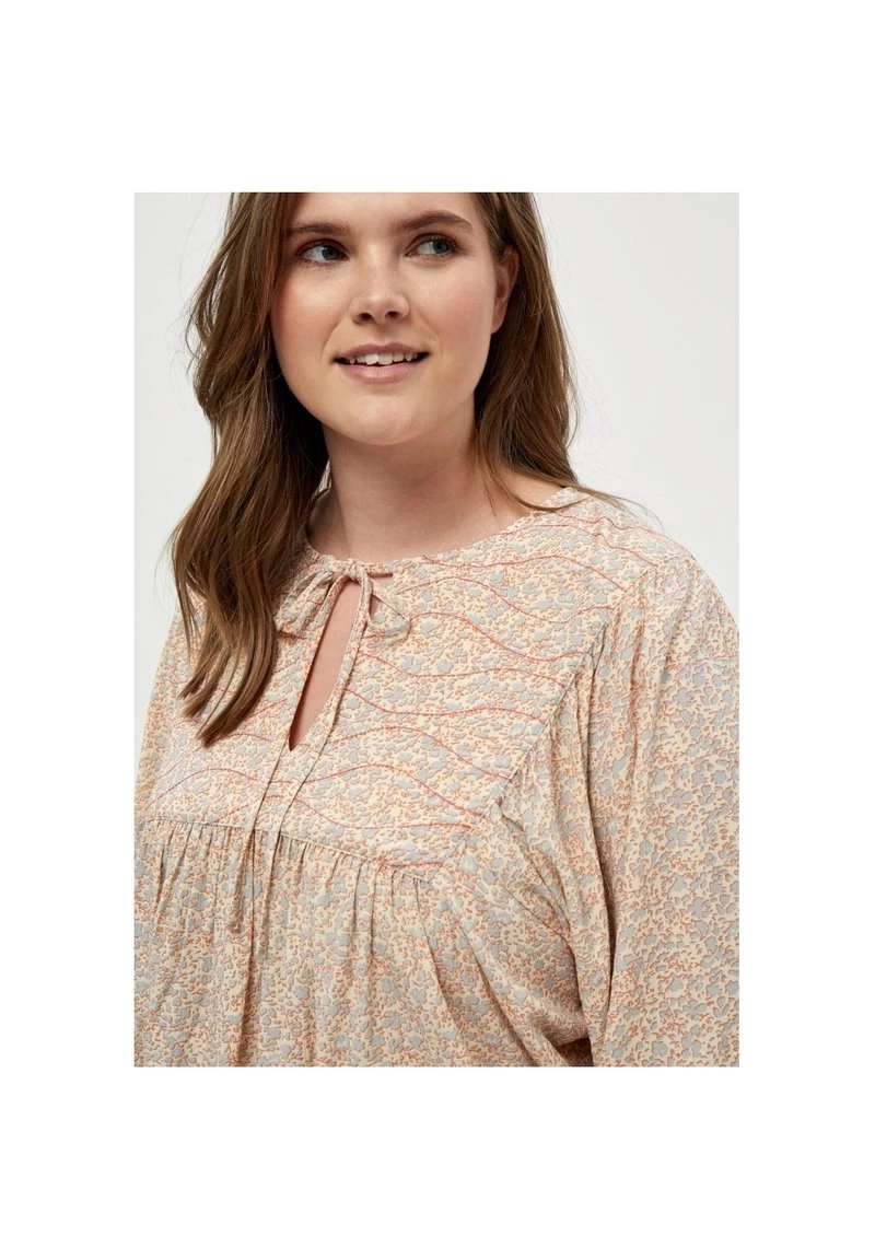 PEPPERCORN DANEA CURVE Blouse Skyway Blue Print Femme 4 PEPPERCORN DANEA CURVE Blouse Skyway Blue Print Femme – Image 4