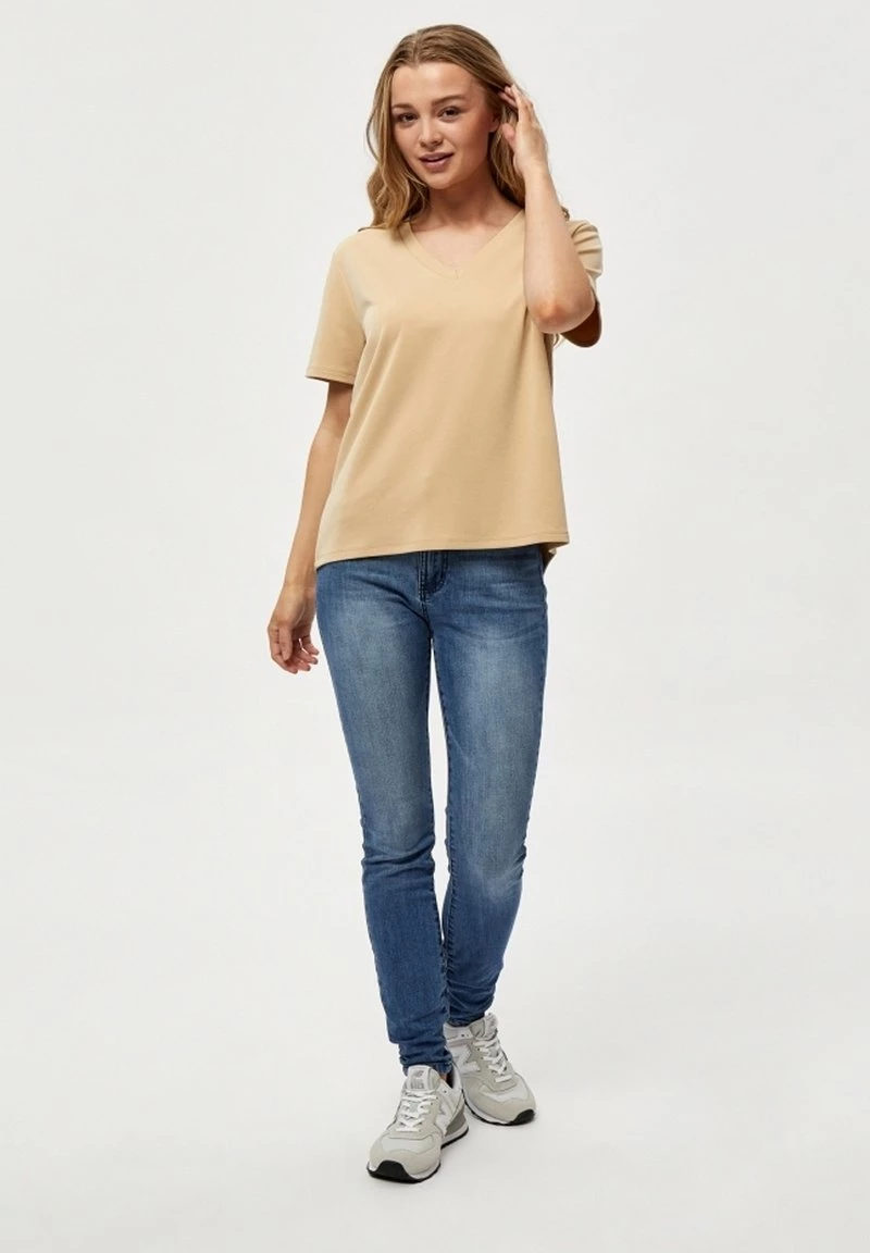 PEPPERCORN Femme PHILINA T Shirt Basique Warm Sand 1 2 PEPPERCORN Femme PHILINA T Shirt Basique Warm Sand 1 – Image 2