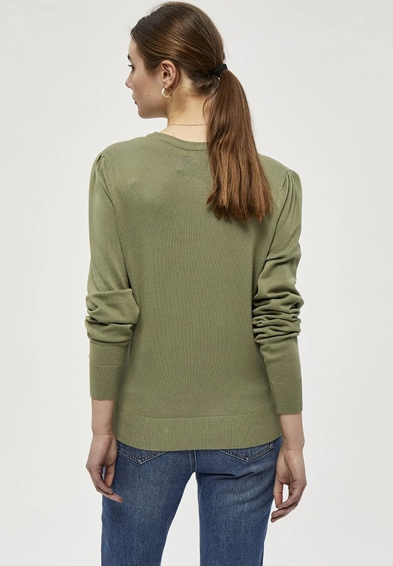 PEPPERCORN TANA PUFF LONGSLEEVE Pullover Oil Green Femme 3 PEPPERCORN TANA PUFF LONGSLEEVE Pullover Oil Green Femme – Image 3