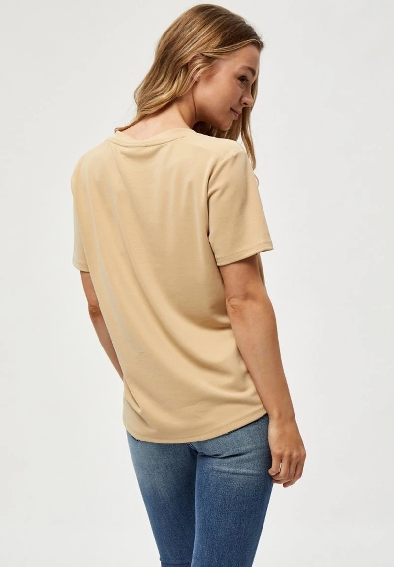 PEPPERCORN Femme PHILINA T Shirt Basique Warm Sand 1 3 PEPPERCORN Femme PHILINA T Shirt Basique Warm Sand 1 – Image 3