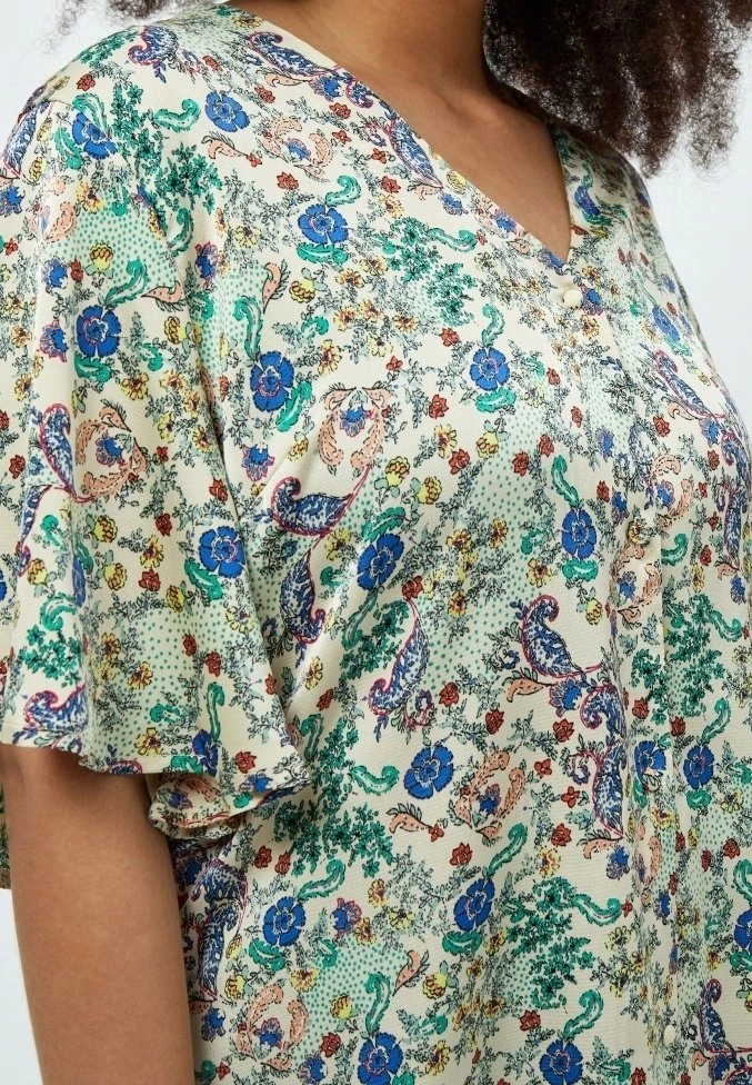 PEPPERCORN ELYSE V NECK CURVE Blouse Nebulas Blue Pr Femme 4 PEPPERCORN ELYSE V NECK CURVE Blouse Nebulas Blue Pr Femme – Image 4