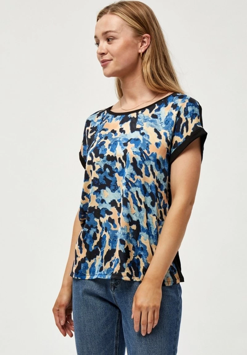 PEPPERCORN T Shirt Imprimé Daphne Blue Pr Femme 1 PEPPERCORN T Shirt Imprimé Daphne Blue Pr Femme