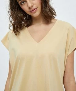 PEPPERCORN Femme DIMA V NECK TEE T Shirt Basique Warm Sand -Promos PEPPERCORN Magasin ad5feb7507334ffa9cfd6c8f8fc87d7f