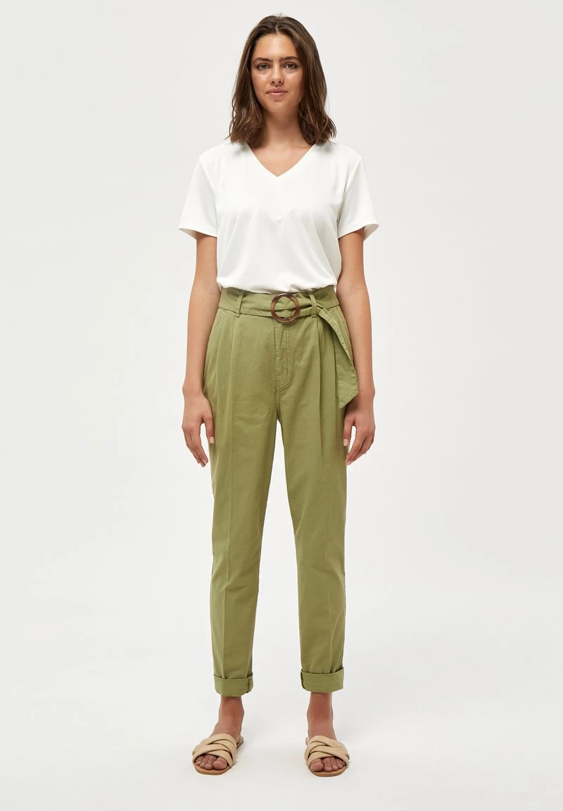 PEPPERCORN DALINA Chino Mosstone Green Femme 2 PEPPERCORN DALINA Chino Mosstone Green Femme – Image 2
