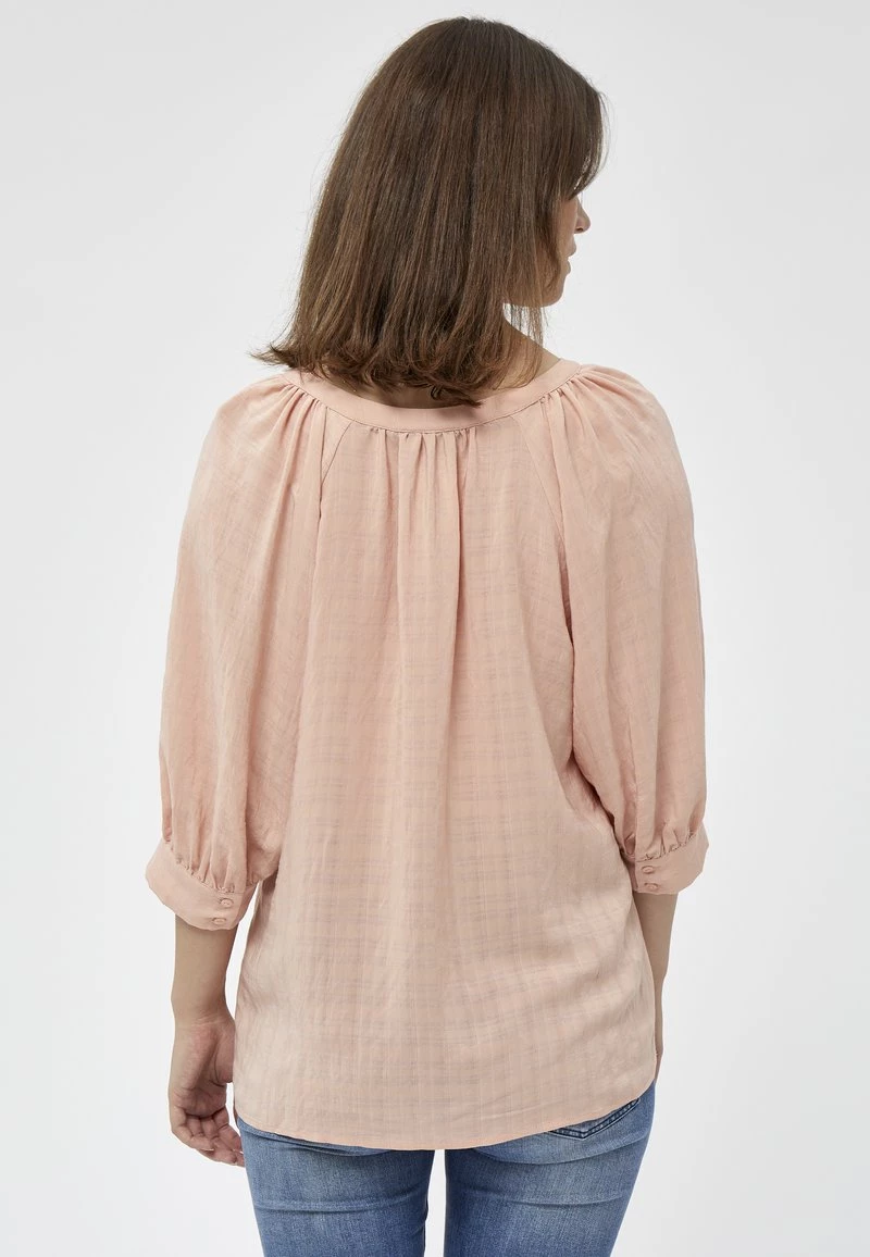 PEPPERCORN Blouse Peach Nougat Femme 3 PEPPERCORN Blouse Peach Nougat Femme – Image 3