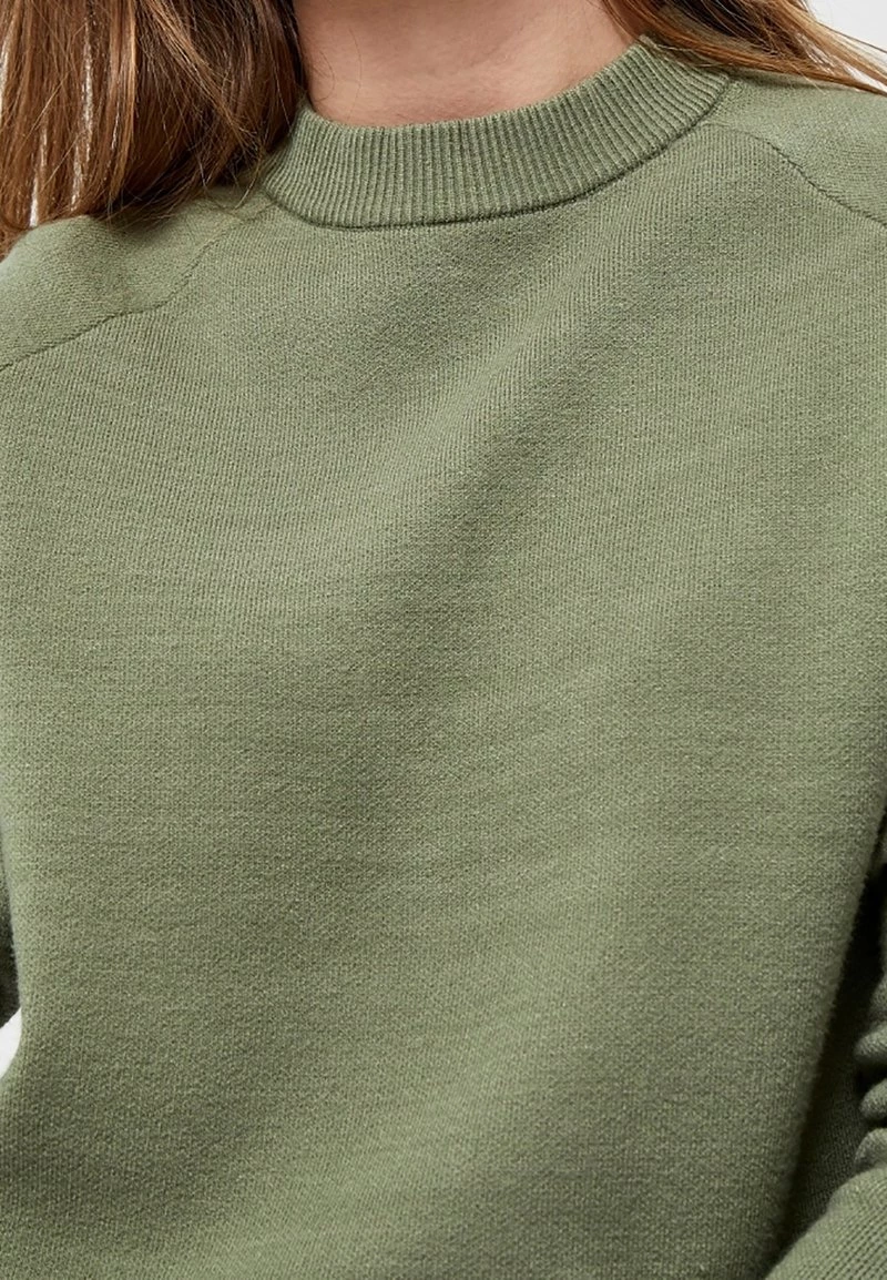 PEPPERCORN ROSALIA Pullover Oil Green Femme 4 PEPPERCORN ROSALIA Pullover Oil Green Femme – Image 4
