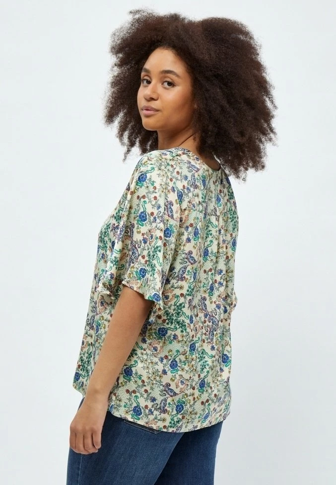 PEPPERCORN ELYSE V NECK CURVE Blouse Nebulas Blue Pr Femme 3 PEPPERCORN ELYSE V NECK CURVE Blouse Nebulas Blue Pr Femme – Image 3