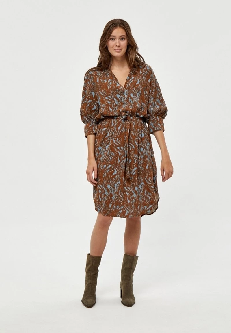 PEPPERCORN Femme JASMINA SABIA Robe De Jour Monk's Robe Pr 2 PEPPERCORN Femme JASMINA SABIA Robe De Jour Monk's Robe Pr – Image 2