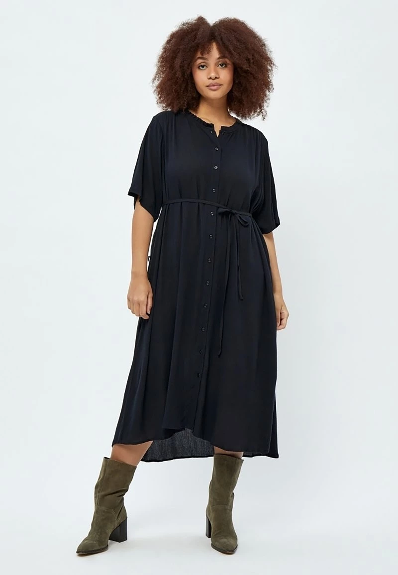 PEPPERCORN Femme DARCY CURVE Robe Chemise Black 2 PEPPERCORN Femme DARCY CURVE Robe Chemise Black – Image 2