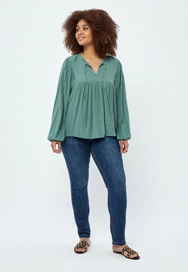 PEPPERCORN Femme DANEA CURVE Blouse Arctic Blue 2 PEPPERCORN Femme DANEA CURVE Blouse Arctic Blue – Image 2