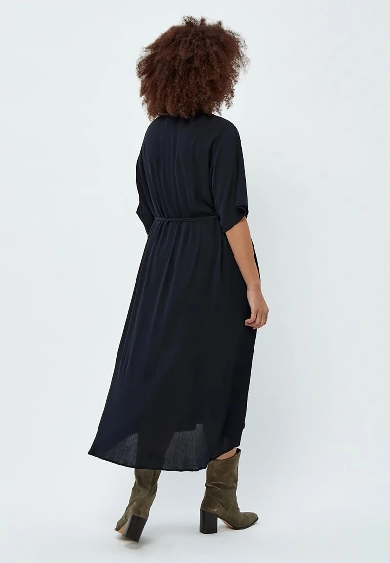 PEPPERCORN Femme DARCY CURVE Robe Chemise Black 3 PEPPERCORN Femme DARCY CURVE Robe Chemise Black – Image 3