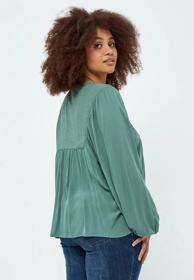 PEPPERCORN Femme DANEA CURVE Blouse Arctic Blue 3 PEPPERCORN Femme DANEA CURVE Blouse Arctic Blue – Image 3